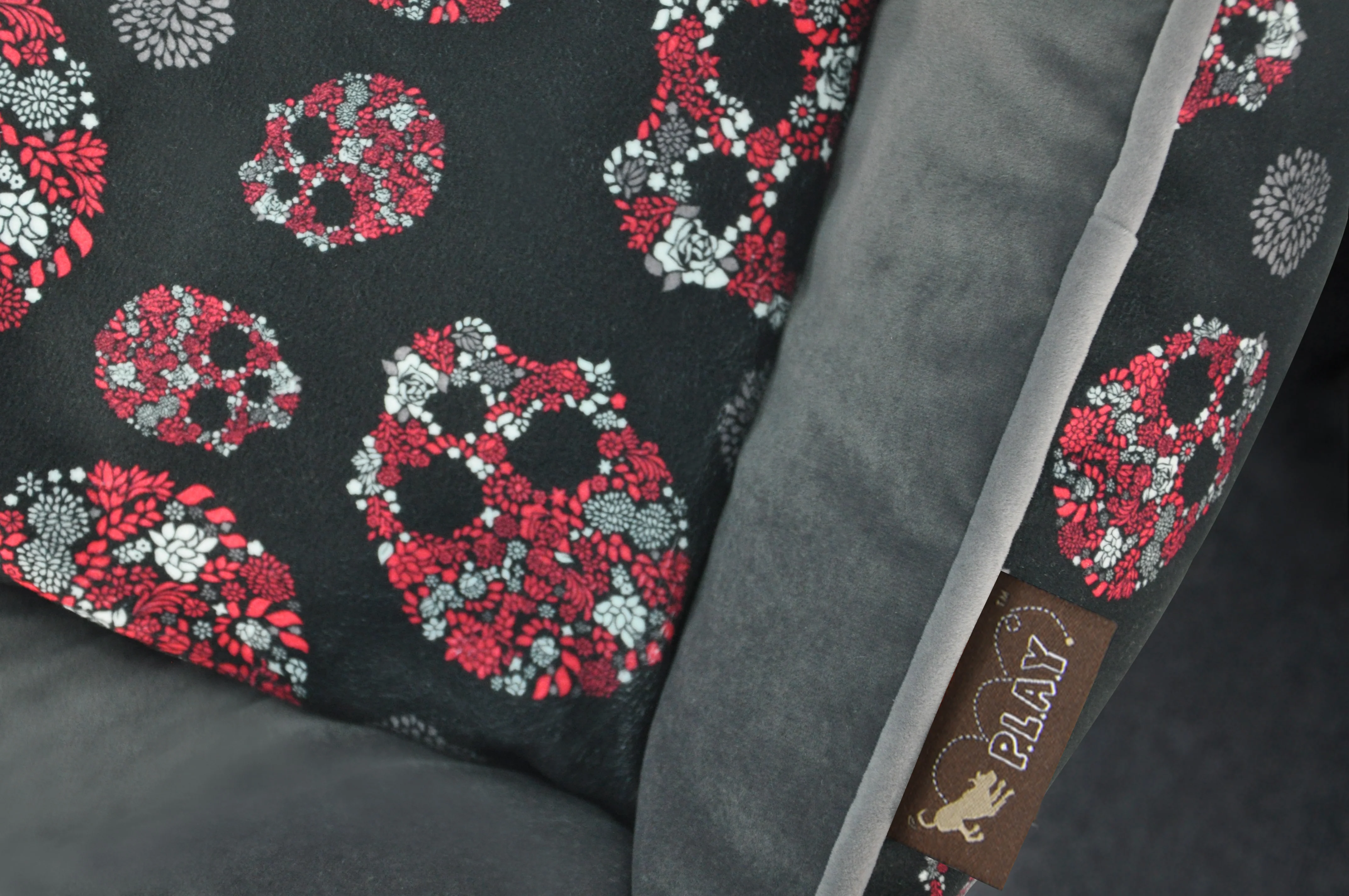 Skulls & Roses Lounge Bed - Image 5